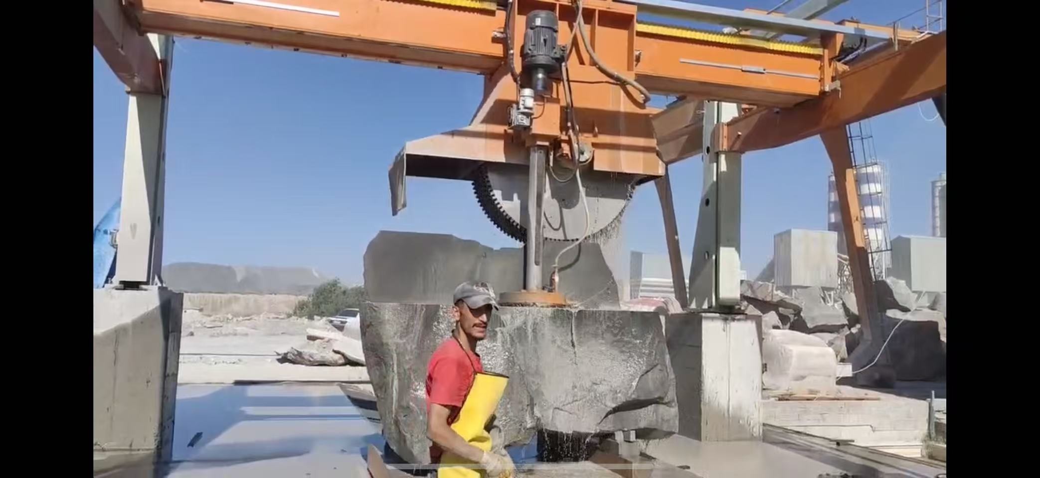 সম্পর্কে সর্বশেষ কোম্পানী কেস আর্মেনিয়ায় 4 কলাম মাল্টিলেড ব্লক কাটিং মেশিন