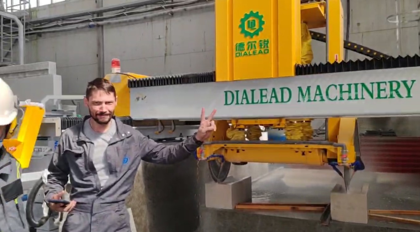 সম্পর্কে সর্বশেষ কোম্পানী কেস ইয়েকার্টিনবুর্গে স্বয়ংক্রিয় সিএনসি ডাবল ব্লেড পাথর প্রোফাইলিং মেশিন ((রাশিয়া)