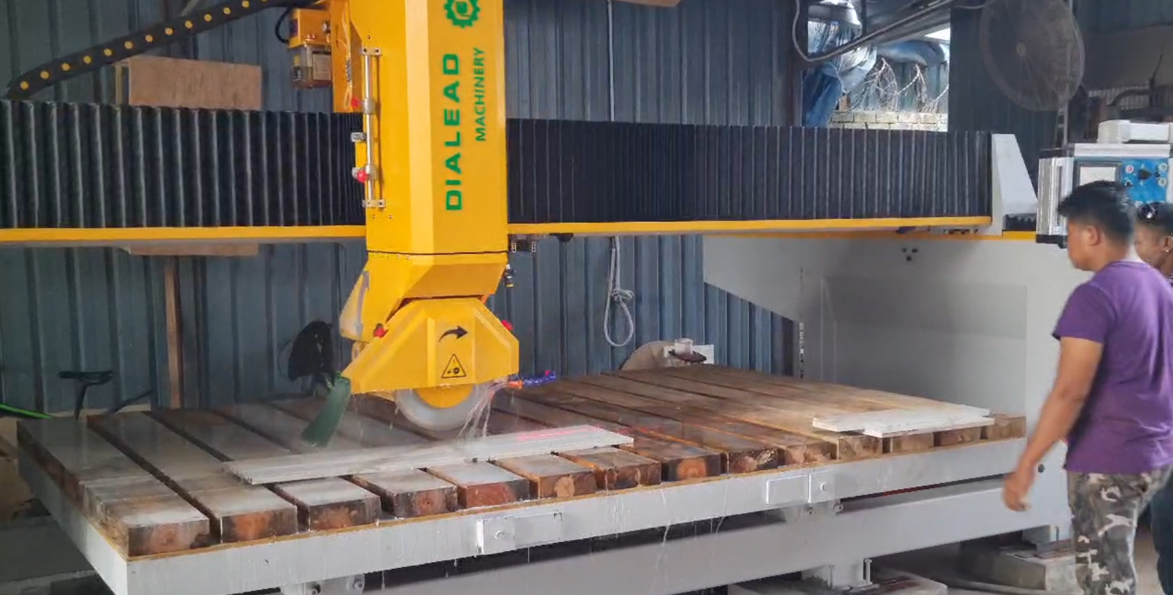 সম্পর্কে সর্বশেষ কোম্পানী কেস মালয়েশিয়ায় ৩ অক্ষের ব্রিজ কাটার মেশিন